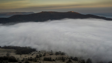 Nebel im Tal bei Sonnenaufgang
