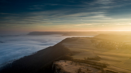 Sonnenaufgang mit Nebel im Tal