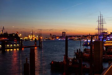 Hamburger Hafen im abendrot, bei Dämmerung, die Lichter leuchten Sternförmig, Blendenstern