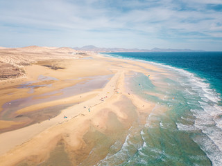 Sotavento Strand bei Flut, Fuerteventura, Kanarische Inseln. Luftaufnahme