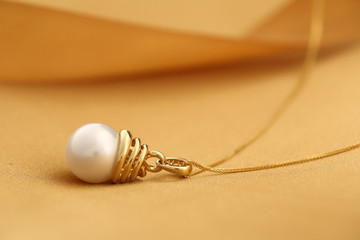 Platinum pearl pendant inlaid with diamonds and gold