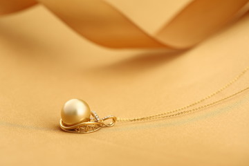 Platinum pearl pendant inlaid with diamonds and gold