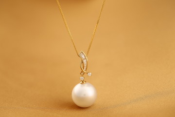 Platinum pearl pendant inlaid with diamonds and gold