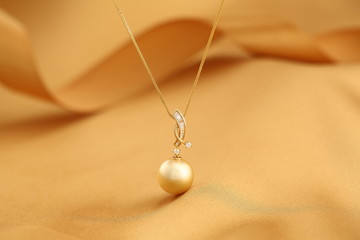 Platinum pearl pendant inlaid with diamonds and gold