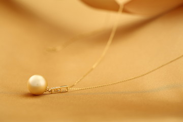 Platinum pearl pendant inlaid with diamonds and gold