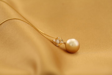 Platinum pearl pendant inlaid with diamonds and gold