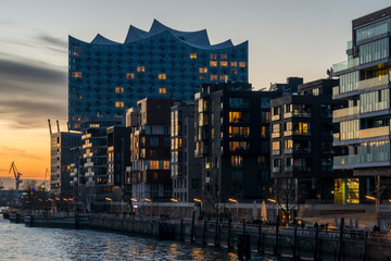 Elbphilharmonie in Hamburg mit HafenCity am Abend