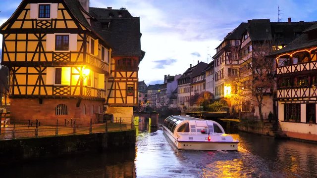 Barco panorámico navegando en bello canal de Estrasburgo por la noche y en navidad