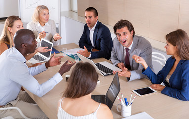 Obraz premium Business partners discussing in office