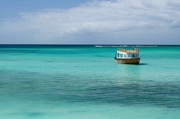 Boot am Strand von Tobago