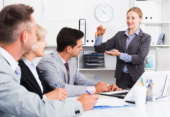 Obraz premium Business woman holding meeting with colleagues