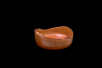 Hand gedrechselte Holzschale vor schwarzem Hintergrund , alt