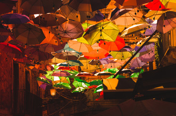 Kolorowe parasole zawieszone nad ulicą w Italii