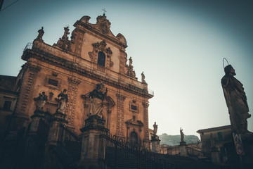 Znany barokowy kościół świętego Piotra w mieście Modica na Sycylii