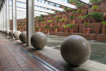 Barcelona, Spanien: Moderne Gartenanlage mit Brunnen und Steinkugeln und Reihen aus Terracotta...
