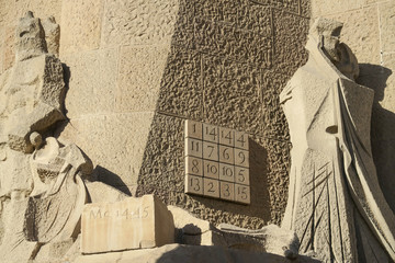 Barcelona, Spanien: Sagrada Familia mit magischem Quadrat Kryptogramm Quersumme 33