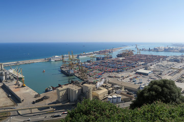 Barcelona, Spanien: Blick von der Festungsanlage Castell Montjuic auf den Hafen mit Schiffen und Containern