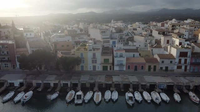 Pueblo mediterraneo con embarcaderos. Vista general. Portocolom (Mallorca, Espa&ntilde;a)