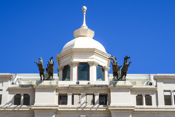 Naklejka premium Barcelona, Spanien: Turm des Olympiastadions mit Quadriga 