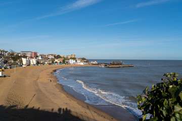 Fototapeta na wymiar BROADSTAIRS, KENT/UK - JANUARY 29 : View of Broadstairs beach on January 29, 2020. Unidentified people