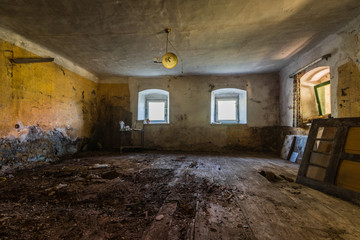 leeres gelbes zimmer