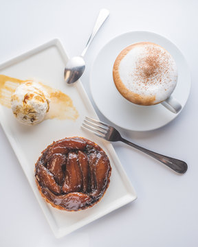 tarta tatin de pera con helado de vainilla