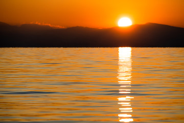 Bodensee Ufer bei Sonnenuntergang mit Wellen