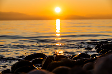 Bodensee Ufer bei Sonnenuntergang mit Wellen