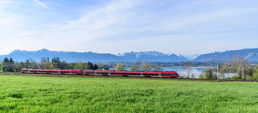 Regionalbahn  passiert den Staffelsee nahe Murnau in Oberbayern