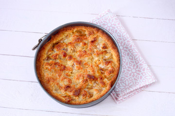 Apfelkuchen in einer Backform
