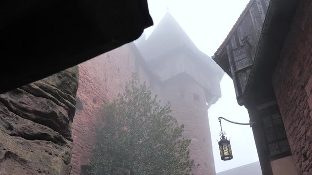 Torre&oacute;n de castillo medieval de piedra con niebla terror&iacute;fica