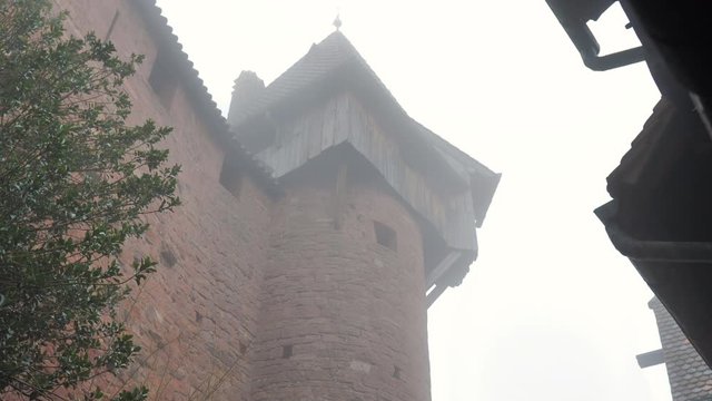 Torre&oacute;n medieval alem&aacute;n con niebla y fuerte viento