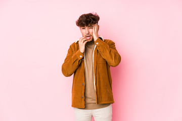 Young arabian man posing isolated <mixto >