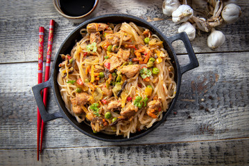 Chinese noodles with vegetables and chicken
