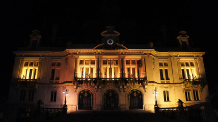 Fototapeta na wymiar old building in the night