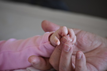 Manos de un abuelo y su nieta