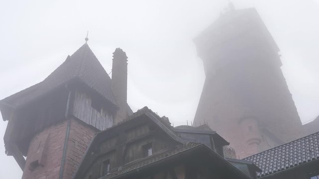 Torres y casas entramadas dentro de castillo medieval con bruma g&eacute;lida