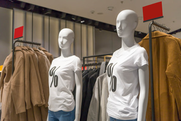 mannequins girls in white t-shirts with percent discount inscription - obrazy, fototapety, plakaty