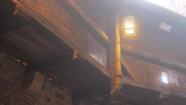 Pasajes balcones de madera de fortaleza medieval abandonada con niebla