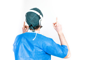 Medico con camice blu che ascolta musica con le cuffie, sfondo bianco. Rilassamento pre operatorio