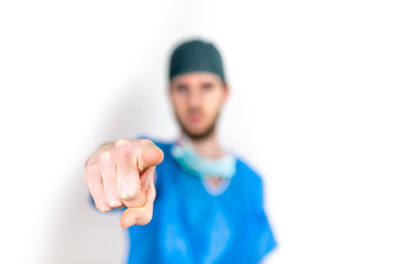 Medico sfocato che indica di fronte con il dito