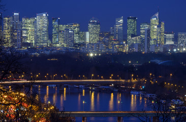 Obraz premium Vue sur le quartier de la Défense de nuit