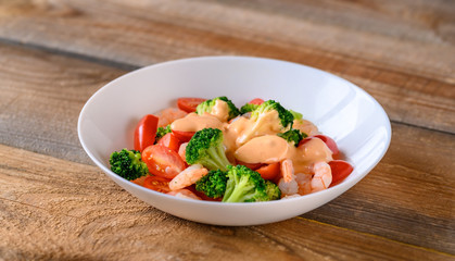 Salad with shrimps and fresh vegetables