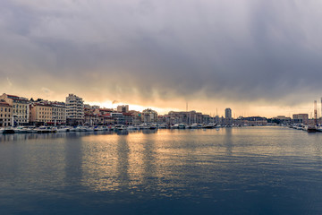 Fototapeta premium The sunset at the Vieux Port (Old Port) of Marseille on a cloudy day (January 25, 2020)