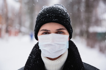 Obraz premium Alarmed female traveler wears medical mask to protect against coronavirus, afraid of infection. Deadly coronavirus in China 2019 2020 2019-nCoV