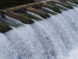 Staustufe - Wasser schießt mit Getöse in die Tiefe	