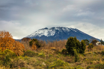Fototapeta premium A mountain with clouds