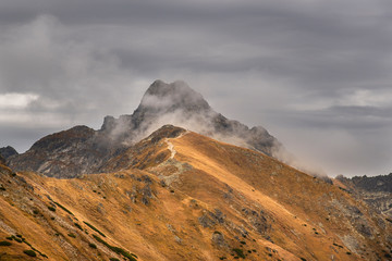 Fototapeta premium Piękny jesienny krajobraz panoramiczny z widokiem na Tatry