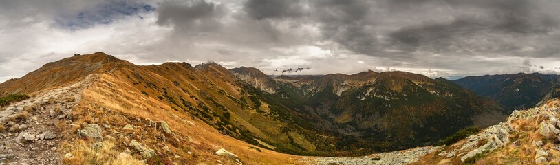 Obraz premium Beautiful autumn panorama landscape with a view of the Tatra Mountains