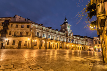 Fototapeta na wymiar Plaza de la constitución en Oviedo